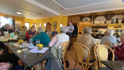 Aufmerksam verfolgen die Senioren den Ausführungen von Dieter Melzner. (Bild: Josef Glas)