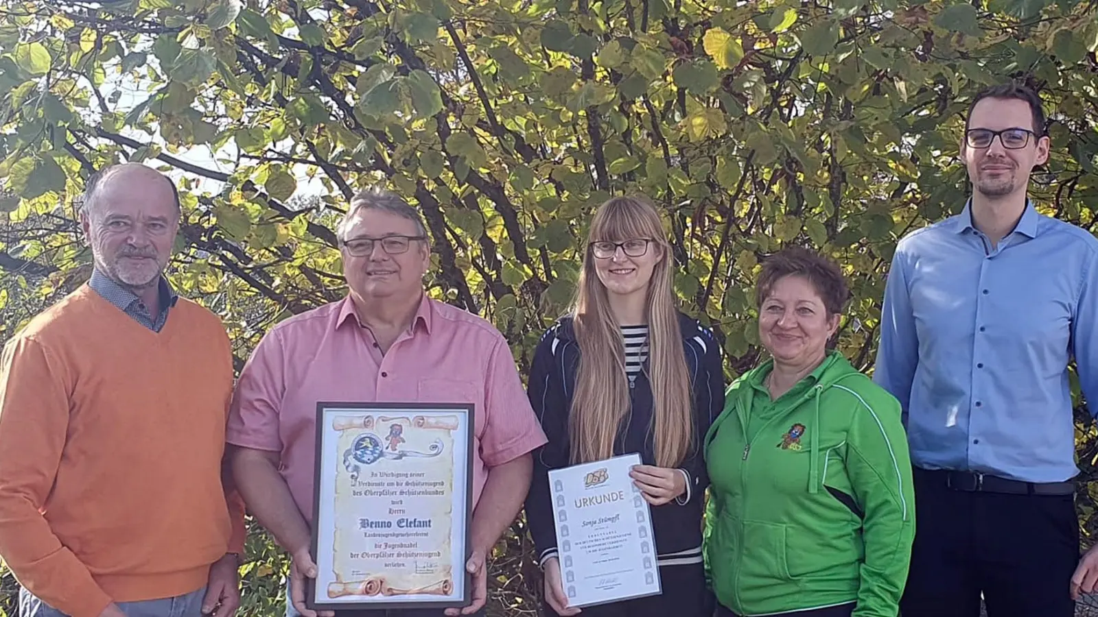 Im Bild von links: 1. Schützenmeister Werner Wendel, Benno Elefant, stellv. Landesjugendleiterin Sonja Stümpfl, Landesjugendleiterin Evi Benner-Bittihn, 1. Gaujugendleiter Thomas Scharrer.  (Bild: Thomas Scharrer)