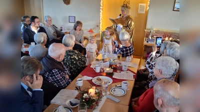 Das Christkind in Begleitung von drei kleinen Engeln erfreute die Besucher der Senioren-Adventfeier. (Bild: Christa Sternkopf)