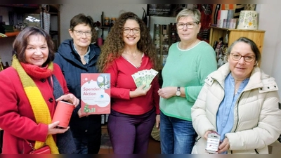 Spendenübergabe durch einige Ehrenamtliche an Konstanze Dörner (Mitte) (Bild: Manfred Niebler)