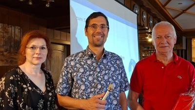 Bianca Sommer und Andreas Taubmann (Vorstand) bedanken sich bei Energieberater Reiner Bäumler für den interessanten Vortrag. (Bild: Andreas Taubmann)