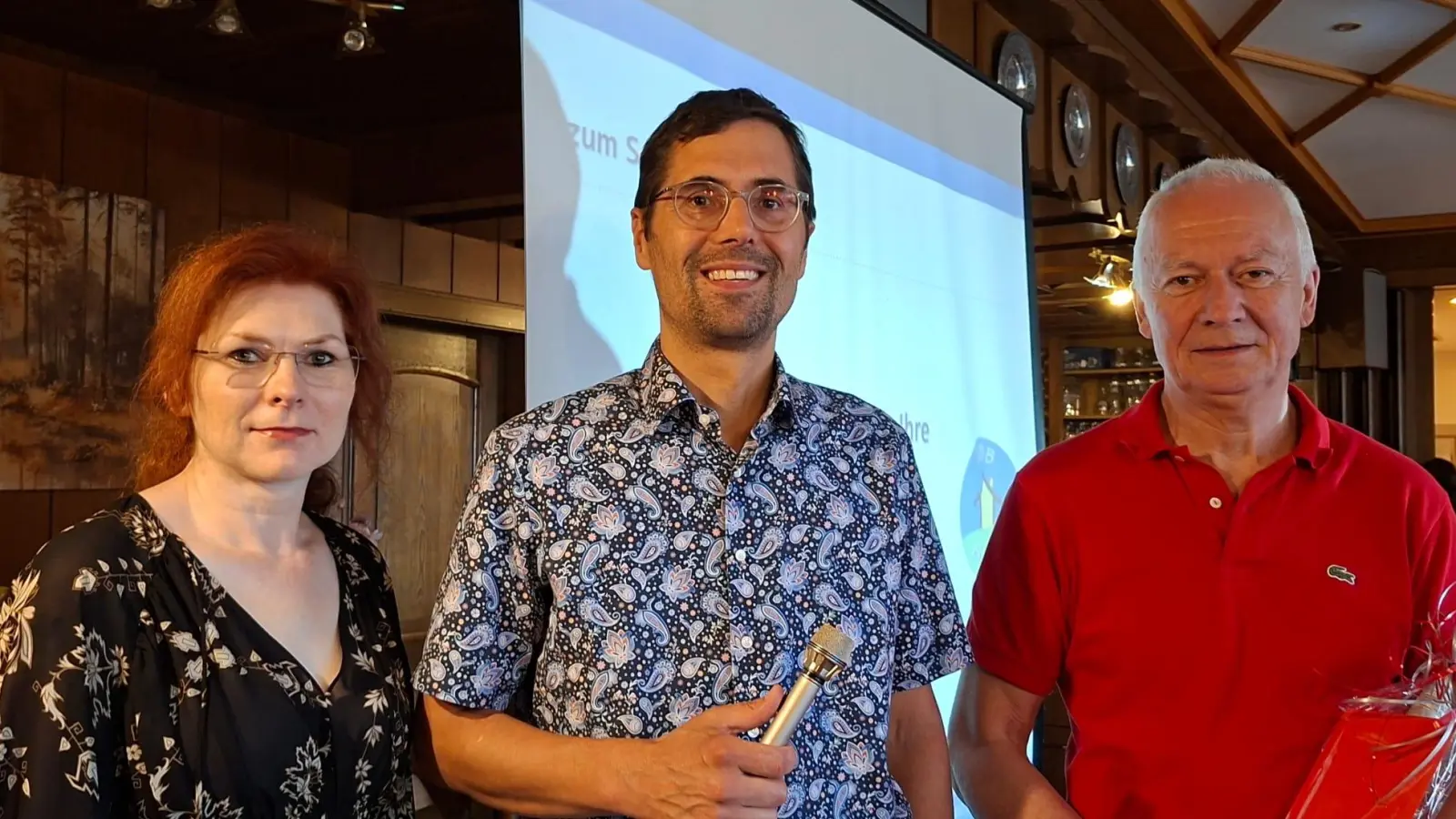 Bianca Sommer und Andreas Taubmann (Vorstand) bedanken sich bei Energieberater Reiner Bäumler für den interessanten Vortrag. (Bild: Andreas Taubmann)
