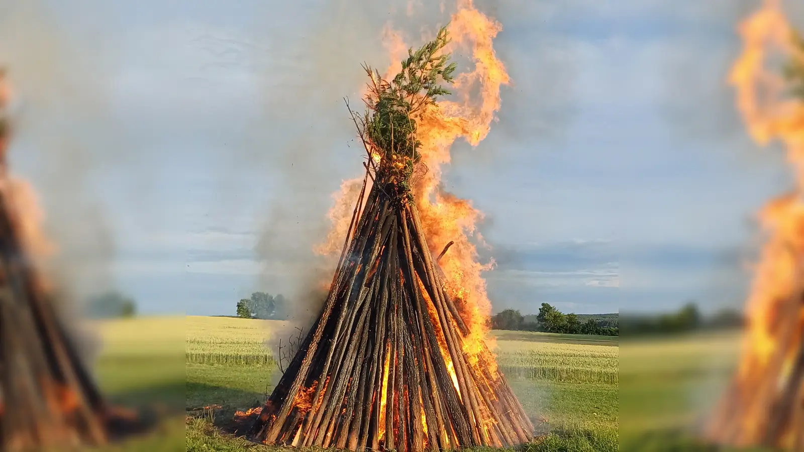 Weithin sichtbar loderte das Johannisfeuer in Wolfring. (Bild: Franz Ziegelmeier)