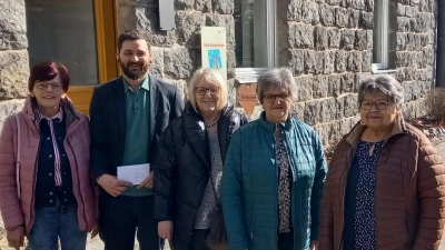 Von links: Rita Kraus, Einrichtungsleiter Peter Wasel, Erna Franz, Christa Schmid und Christine Röckl bei der Spendenübergabe vor Haus St. Elisabeth. (Bild: Rita Kraus)