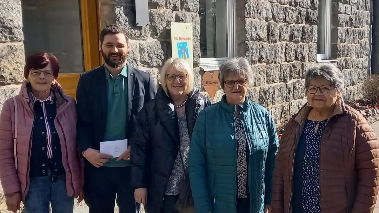 Von links: Rita Kraus, Einrichtungsleiter Peter Wasel, Erna Franz, Christa Schmid und Christine Röckl bei der Spendenübergabe vor Haus St. Elisabeth. (Bild: Rita Kraus)