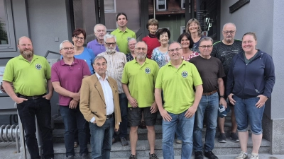 Gruppenfoto mit dem gewählten Vorstand und Gästen:<br>von links: Reiner Windschiegl, Sepp Prucker, Regina Grüner, Norbert Griesbacher, Armin Schiebe, Gerald Fleck, Gerald Lenk, Karin Barth, Harald Krapf, Lisa Schupfner, Gisela Schiebe, Mathias Hanke, Brigitte Kreinhöfner, Inge Haumaier, Heinz Uhl, Reinhard Heine, Melanie Windschiegl (Bild: Harald Krapf)