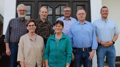 Bild zeigt die Geehrten: v.v.li. Isolde Ullmann, Angelika Bäumler hi.v.li. Gerhard Kuchenreuther, Jakob Bäumler, Vorsitzender Uwe Siart, Josef Wartinger, Bürgermeister Johannes Prechtl (Bild: Josef Söllner)