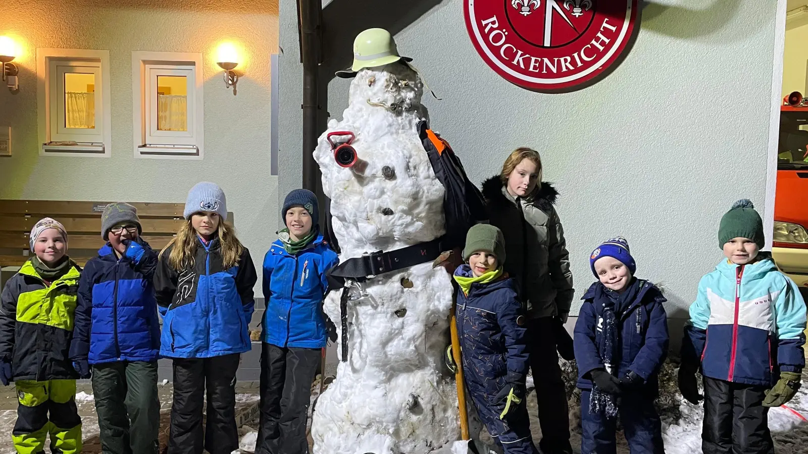 Die Kinder der Kinderfeuerwehr Röckenricht mit ihrem selbst gebauten Schneemann. (Bild: Vanessa Sperber)