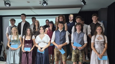 Die Schülerinnen und Schüler des Abschlussjahrgangs mit der Note Eins vor dem Komma. Spitzenreiter sind Anna Setzer (1,17), Marie Zeitler (1,25) und Julia Rischmann (1,27). Auf den weiteren Plätzen folgen Andreas Brandstätter, Maximilian Heinrich, Anna Pretzl, Simon Rewitzer, Lukas Siegert, Christina Meier, Yasemin Zitzmann, Linda Winkler, Linus Lorenz, Lukas Mutzbauer, Luis Plank, Ina Marie Kochherr, Karin Setzer, Jakob Sperl, David Schatz und Andreas Werner. (Bild: Matthias Sitzmann )