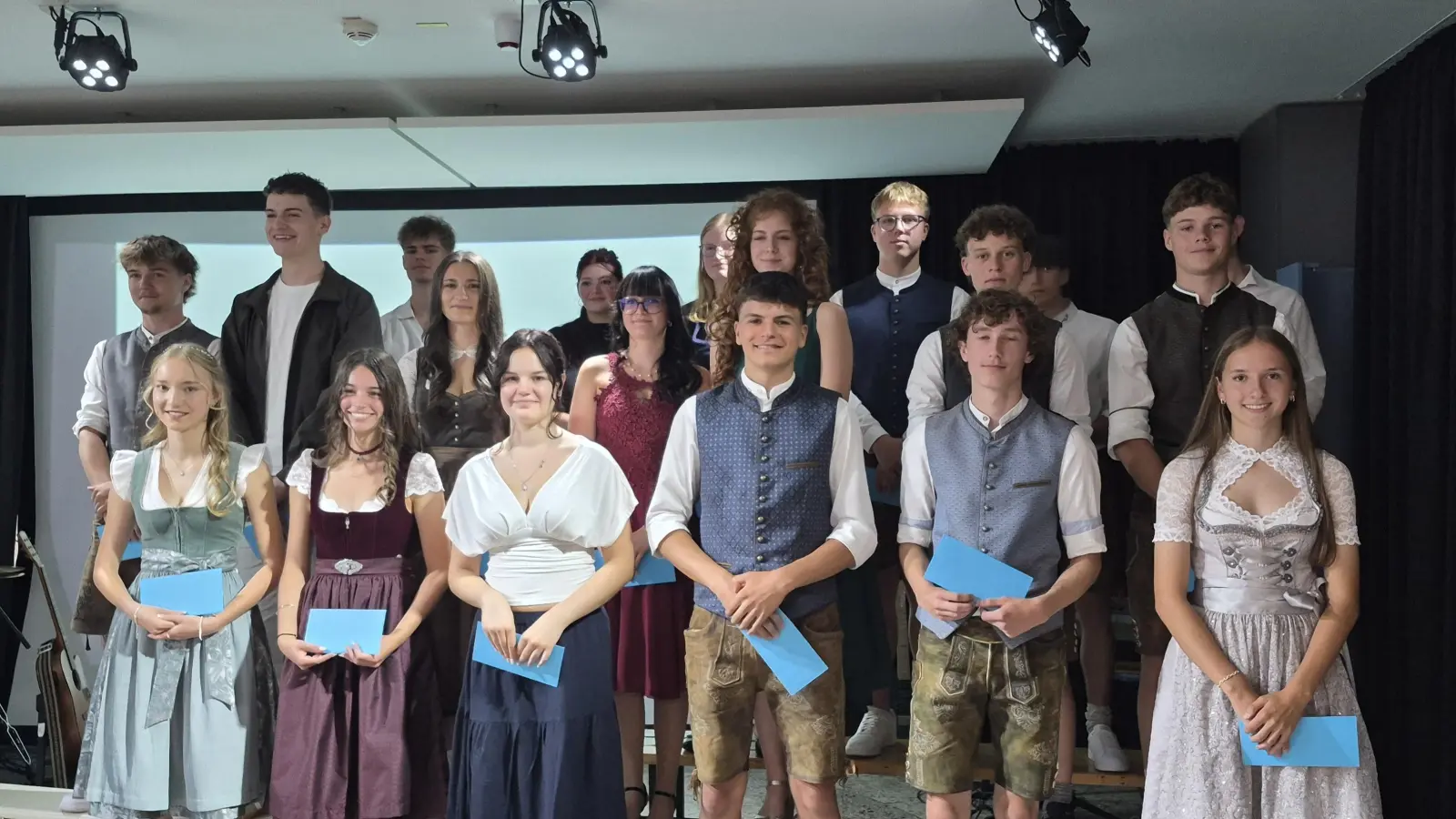 Die Schülerinnen und Schüler des Abschlussjahrgangs mit der Note Eins vor dem Komma. Spitzenreiter sind Anna Setzer (1,17), Marie Zeitler (1,25) und Julia Rischmann (1,27). Auf den weiteren Plätzen folgen Andreas Brandstätter, Maximilian Heinrich, Anna Pretzl, Simon Rewitzer, Lukas Siegert, Christina Meier, Yasemin Zitzmann, Linda Winkler, Linus Lorenz, Lukas Mutzbauer, Luis Plank, Ina Marie Kochherr, Karin Setzer, Jakob Sperl, David Schatz und Andreas Werner. (Bild: Matthias Sitzmann )