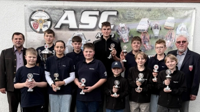 Die ASC-Jugendgruppe präsentiert ihre Pokale zur ASC-Clubmeisterschaft - Saison 2025, eingerahmt von 2. Bürgermeister Günter Koller (links) &amp; 1. Vorstand des ASC Hans Bohmann (rechts) - Clubmeister Jugend + diesjähriger Eigentümer des Wanderpokals Jakob Peter (2.v.r.h.), 2. Platz Raphael Schneider (vorne rechts), 3. Platz Joshua Meyer (hinten 3.v.r.) (Bild: Michael Luber)