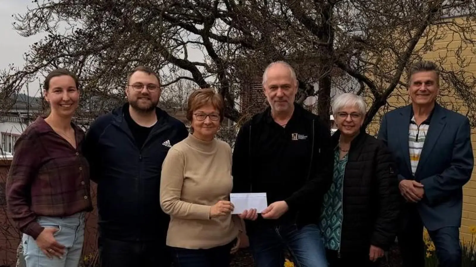 Das Bild zeigt die Vorstandschaft und Mitglieder der Theatergruppe Grafenwöhr mit den Verantwortlichen der Spenden empfangenden Einrichtungen in Irchenrieth und in Regensburg. (Bild: Wolfgang Bräutigam)