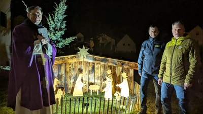 Einweihung der Dorfkrippe durch Pfarrer Dominik Mitterer und Kommandant Max Rösch und Vorstand Christian Beck (Bild: Christian Beck)