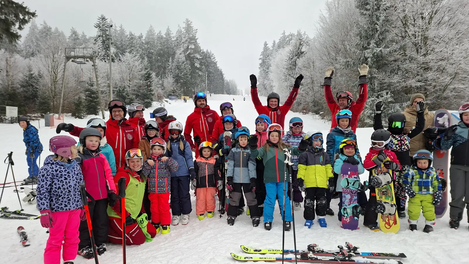 Ein Teil der Skischüler und Übungsleiter des Skiclubs Schwarzenfeld am Fahrenberg (Bild: Hans Hauser)