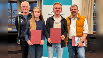 Der SVSW Kemnath bei der Sportlerehrung des Landkreises Tirschenreuth (v. links: Alfred Kick (Trainer), Johanna Schraml, Simon Risch, Oliver Sitzmann (Co-Trainer) - nicht im Bild: Ben Haberkorn) (Bild: Simon Risch)