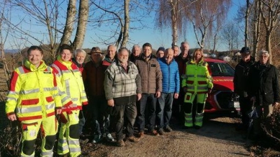 Die Mitglieder der Ruhestandswanderer bei der Spendenübergabe an die First Responder Ursensollen (Bild: Renate Schmidt)