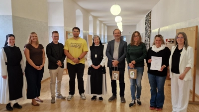 Die neuen Lehrkräfte Sonja Freche, Stephan Sölch und Simon Bachmeier sowie die geehrten Lehrkräfte Herr Skupin, Frau Schulze und Frau Regler zusammen mit dem Schulleitungsteam und Äbtissin M. Laetitia Fech in der Mitte (Bild: Kerstin Reiter)