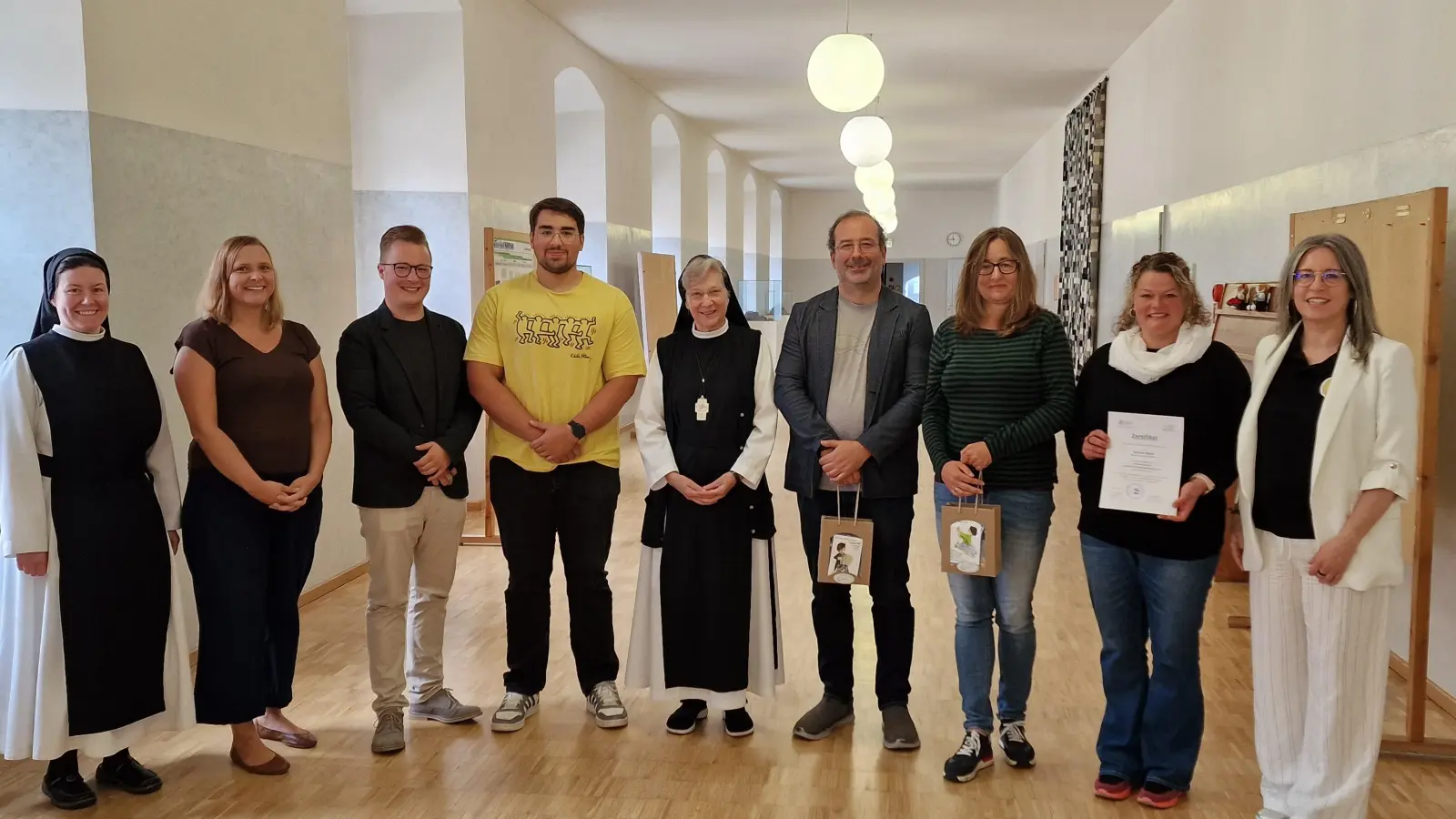 Die neuen Lehrkräfte Sonja Freche, Stephan Sölch und Simon Bachmeier sowie die geehrten Lehrkräfte Herr Skupin, Frau Schulze und Frau Regler zusammen mit dem Schulleitungsteam und Äbtissin M. Laetitia Fech in der Mitte (Bild: Kerstin Reiter)