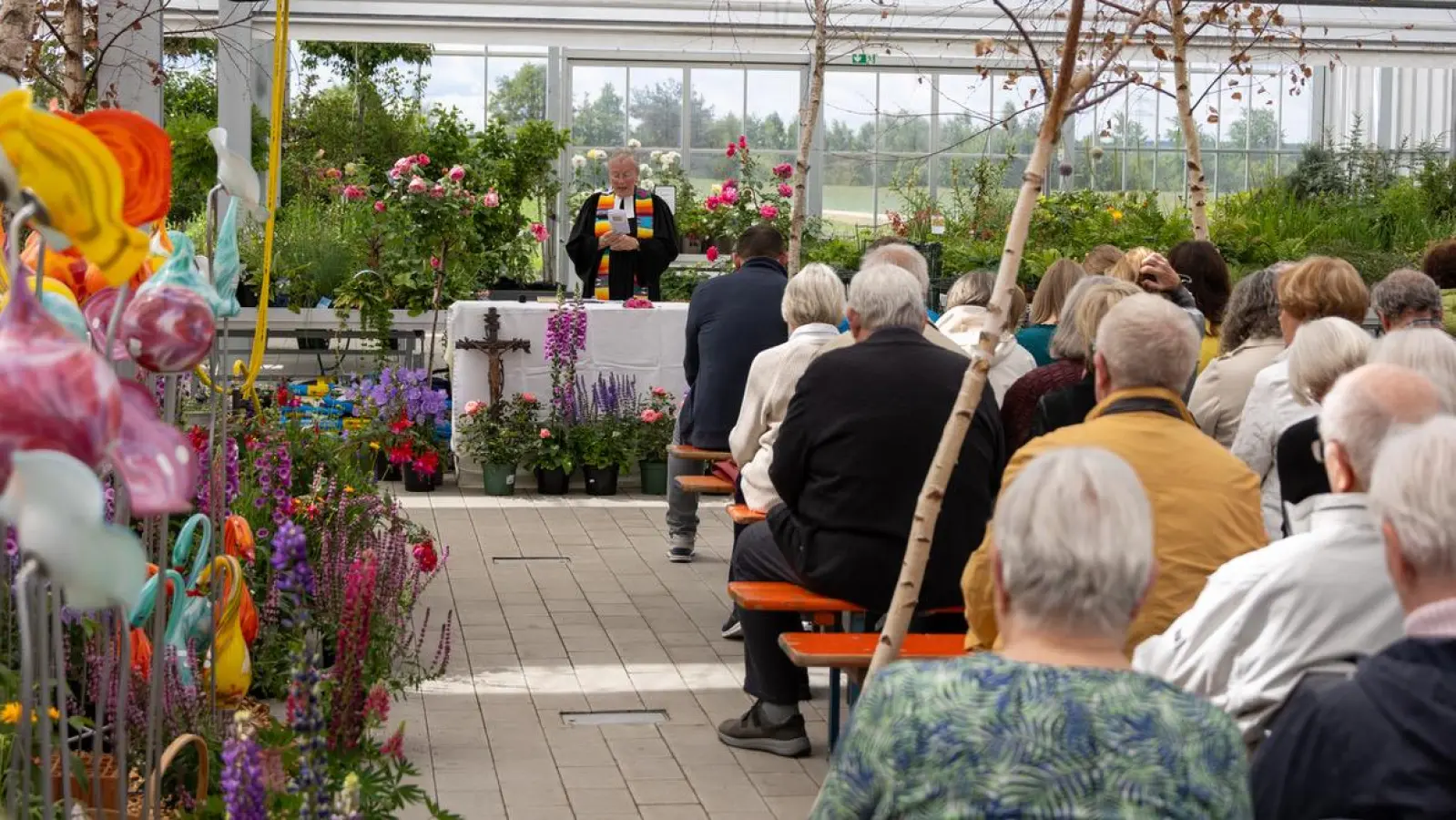 Gottesdienst inmitten von Blüten.  (Bild: Werner  Gentzwein)