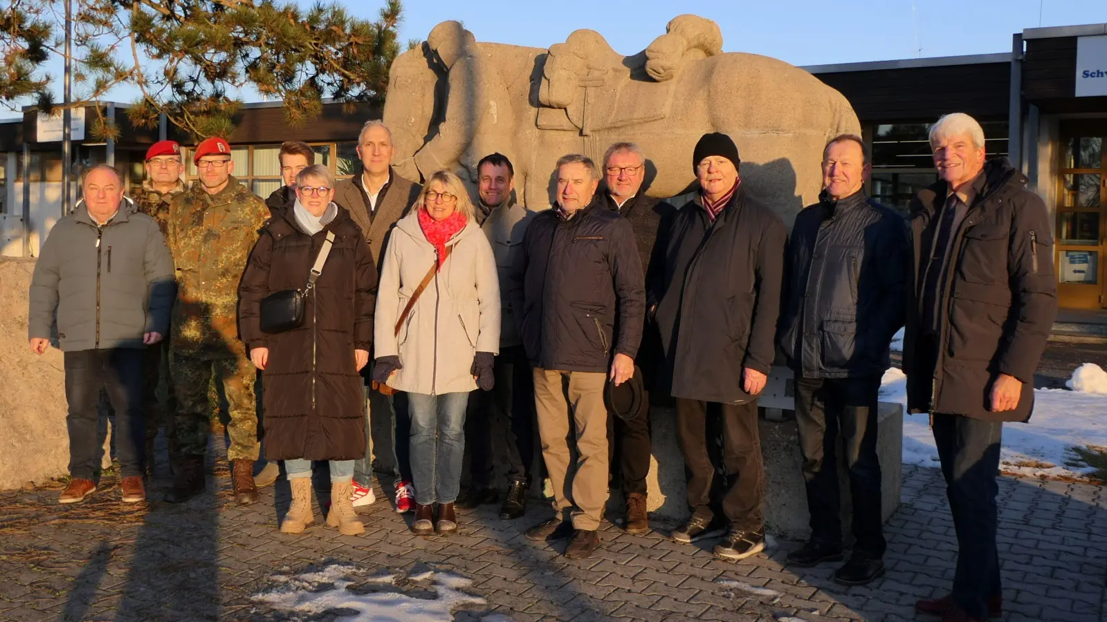 Unser Bild zeigt MdB Christoph Schmid mit den Verantwortlichen der Schweppermannkaserne und örtlichen SPD-Mandatsträgern.<br> (Bild: Reinhold Strobl)