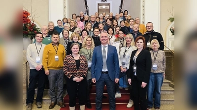 Gemeinsames Foto der Teilnehmerinnen und Teilnehmer mit Landtagsabgeordnetem Dr. Harald Schwartz (Mitte) beim Besuch im Bayerischen Landtag. (Bild: Eva Fröhlich)