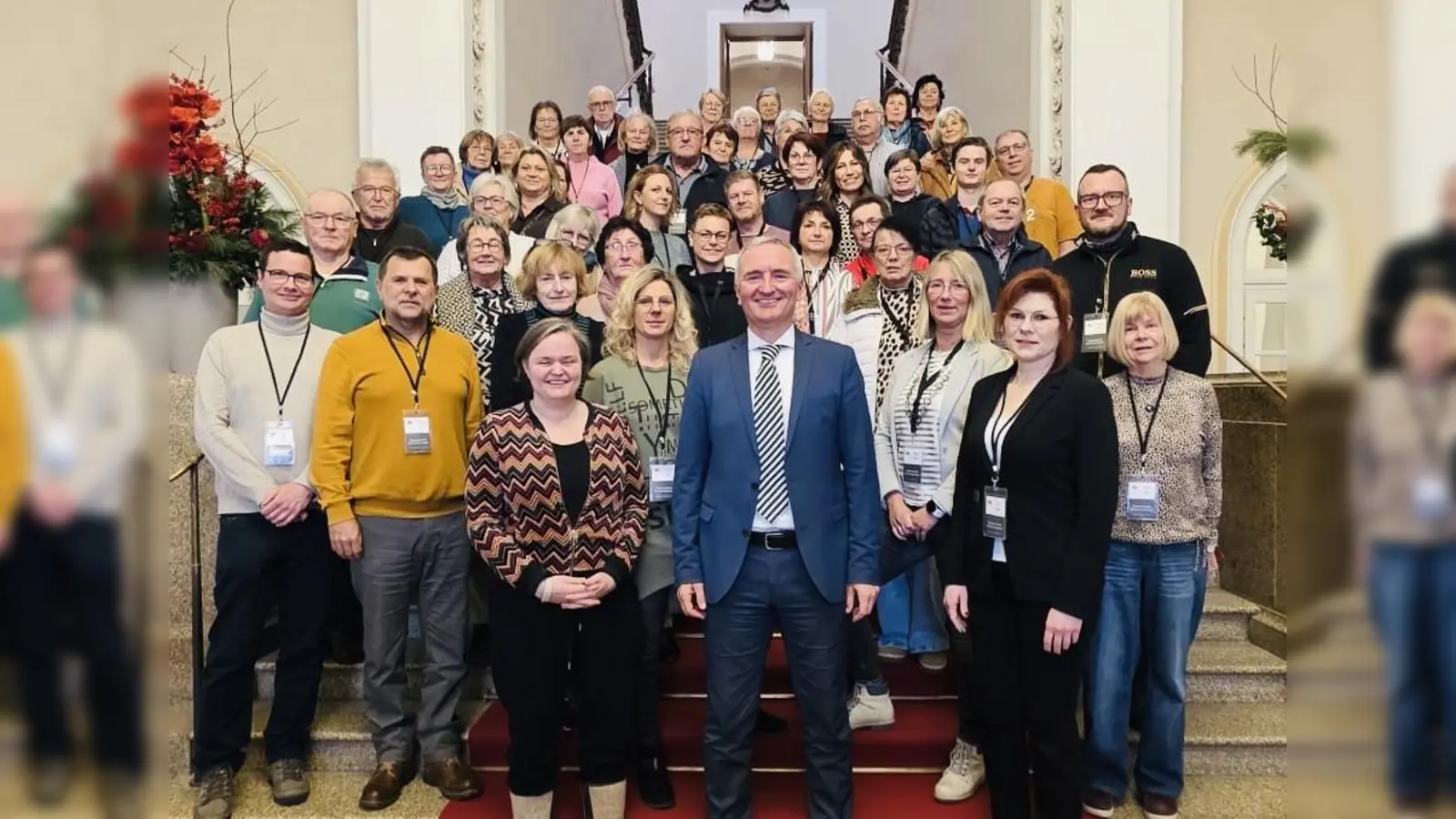 Gemeinsames Foto der Teilnehmerinnen und Teilnehmer mit Landtagsabgeordnetem Dr. Harald Schwartz (Mitte) beim Besuch im Bayerischen Landtag. (Bild: Eva Fröhlich)