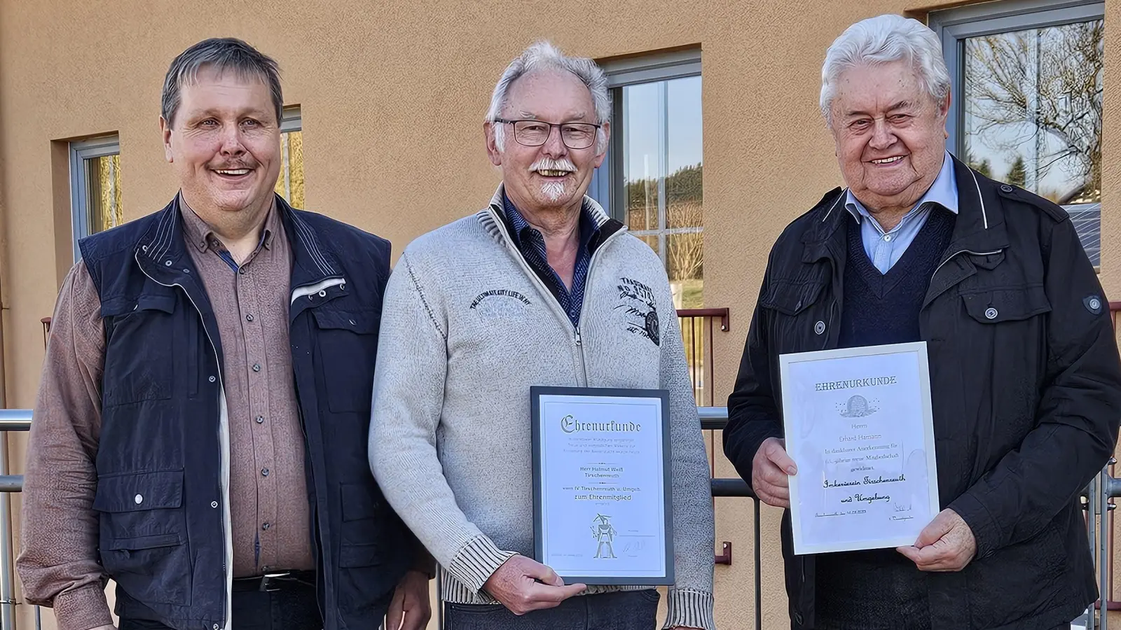 Der erste Vorsitzende, Martin Fischer, ehrt die langjährigen Mitglieder Helmut Weiß, Erhard Hamann (von links) sowie Franz Erhard (fehlt).  (Bild: Christina Trenner )