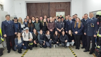 23 junge Feuerwehrleute aus Adertshausen, Hohenburg, Allersburg-Berghausen, Mendorferbuch-Egelsheim und Schmidmühlen haben erfolgreich die modulare Truppmannausbildung abgeschlossen.  (Bild: Paul Böhm)