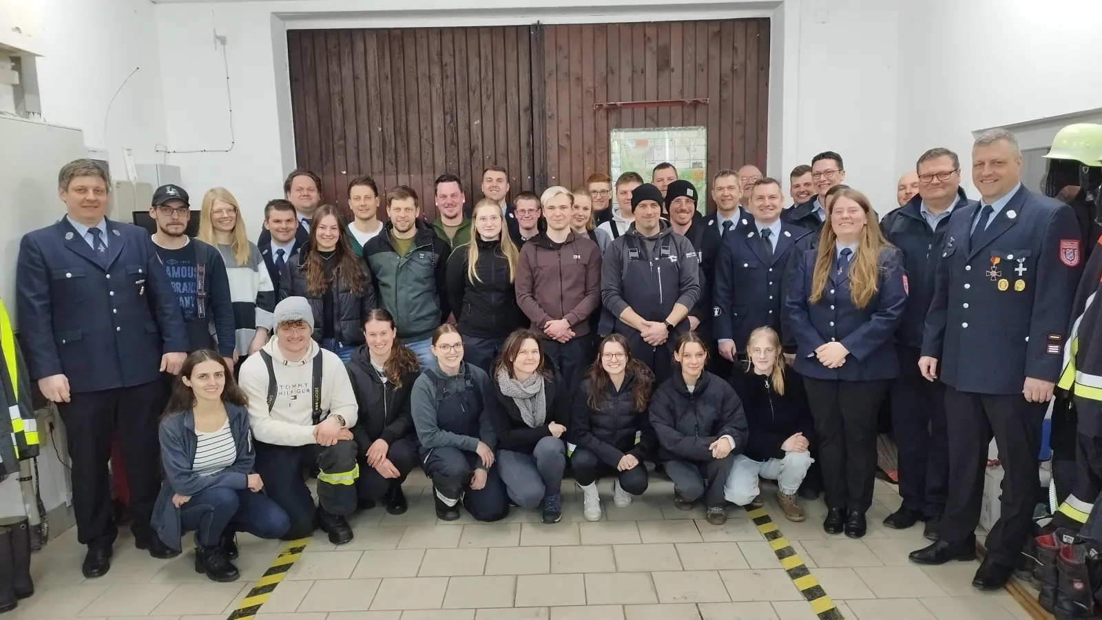 23 junge Feuerwehrleute aus Adertshausen, Hohenburg, Allersburg-Berghausen, Mendorferbuch-Egelsheim und Schmidmühlen haben erfolgreich die modulare Truppmannausbildung abgeschlossen.  (Bild: Paul Böhm)