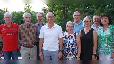 Vorstandschaft von links: Norbert Pusch, Manfred Grützner, Thomas Görlich, Georg Dobmeier, Bärbel Grützner, Jürgen Klementa, Doris Schneider, Peter Stingl und Erna Märkl. (Bild: Georg Dobmeier)