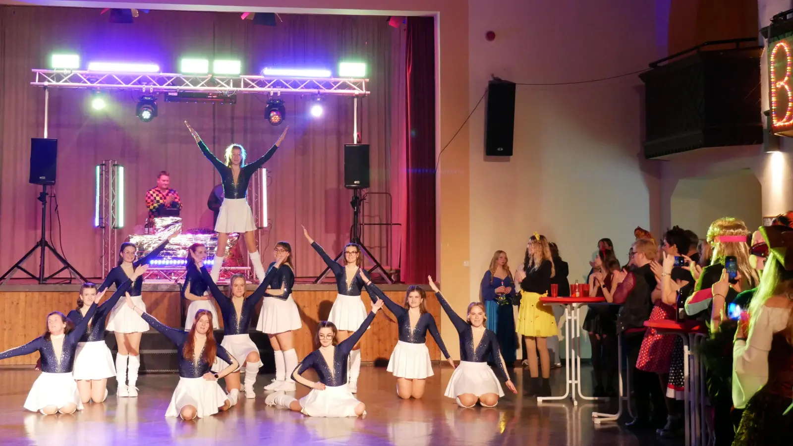 Ein Höhepunkt beim BRK-Fasching in der Stadthalle war der Auftritt der Showtanzgruppe des Schlüsselclub Münchenreuth. Neben den Tanzgruppen füllten die Besucher den ganzen Abend hindurch die Tanzfläche. (Bild: Florian Müller)