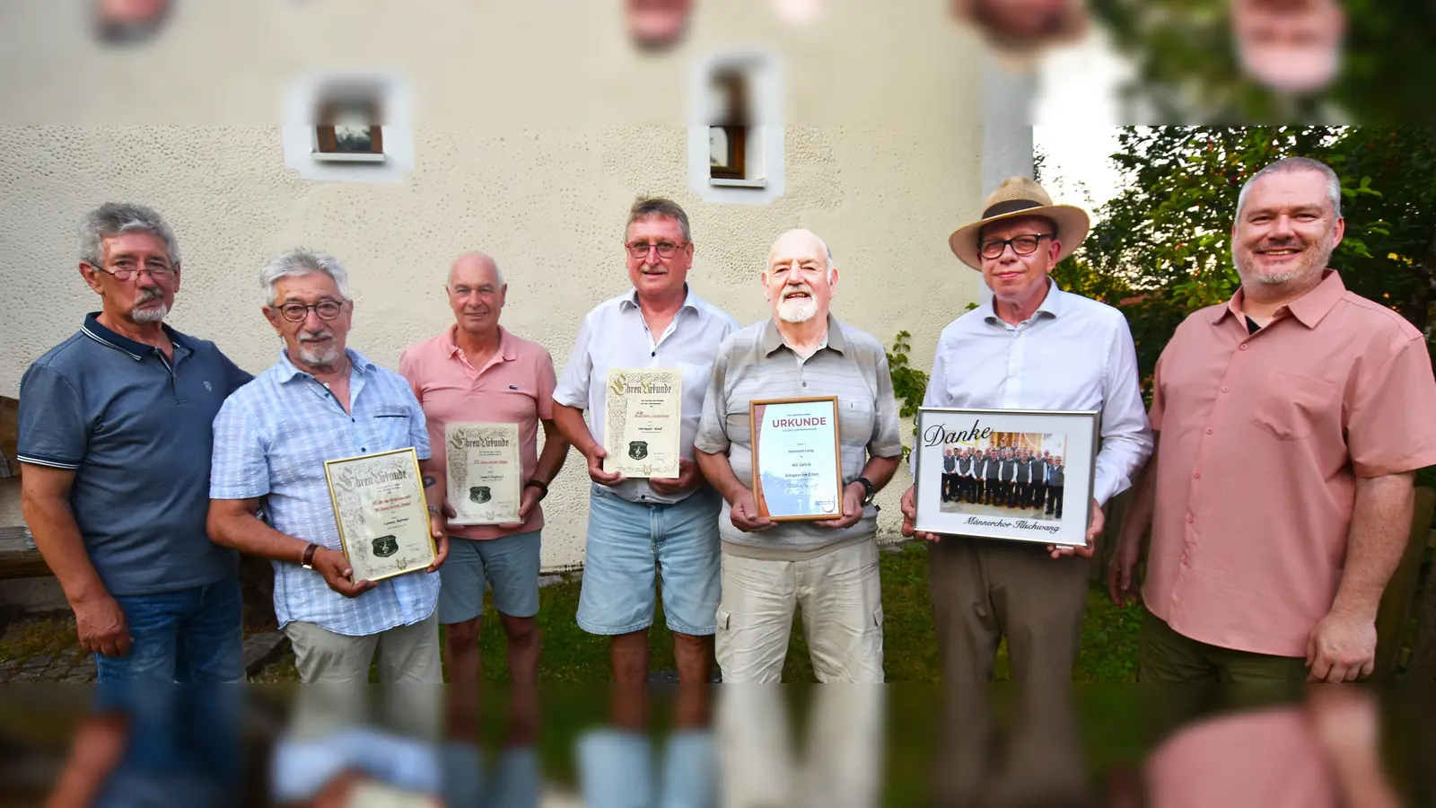 Ehrunen und Verabschiedung beim MGV Illschwang im evangelischen Pfarrgarten (von links): Josef Geitner, Lorenz Geitner, Hubert Englhard, Hermann Weiß, Reinhold Lang, Thomas Schertel und Clemens Lindner (Bild: Norbert Weis)
