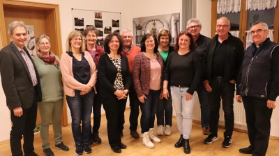 Die gewählte Vorstandschaft der KAB Rieden mit Zweitem Bürgermeister Josef Weinfurtner (l.), dem Leitungsteam aus Andrea Höfler (3.v.l.), Birgit Bauer (9.v.l.), Peter Pilz (3.v.r.) und Pfarrer Slawomir Niemczewksi (Bild: Michael Rabenhofer )