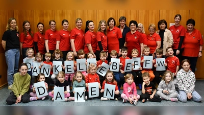 Mit einer großzügigen Spende von 1250 Euro unterstützen die Ircheriether Feuerwehrdamen die Arbeit für die Kleinsten der DJK Irchenrieth. (Bild: Sabine Hirnert)