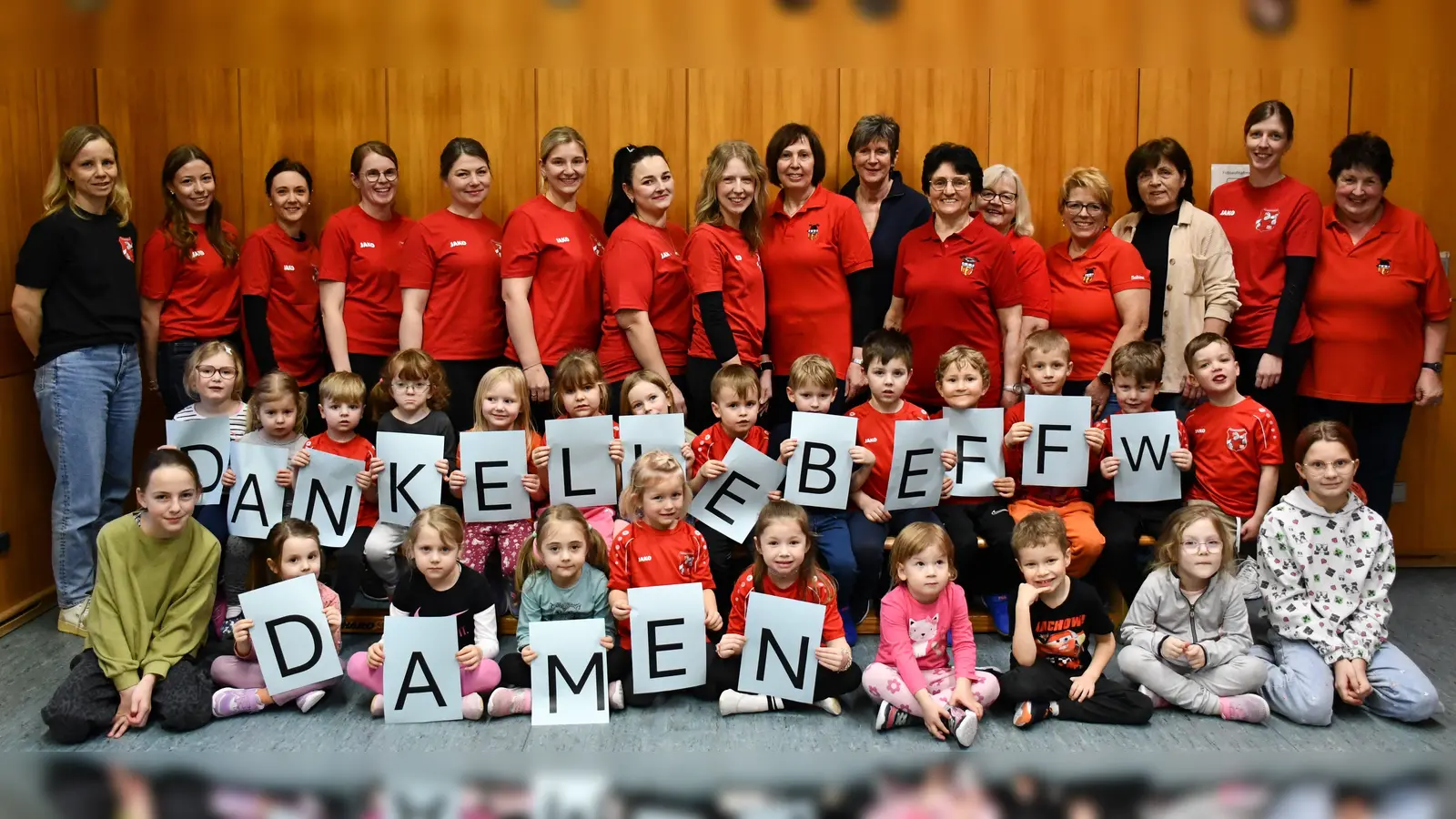 Mit einer großzügigen Spende von 1250 Euro unterstützen die Ircheriether Feuerwehrdamen die Arbeit für die Kleinsten der DJK Irchenrieth. (Bild: Sabine Hirnert)