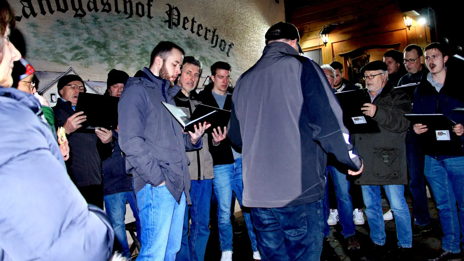 Besinnliche Momente gelangen dem Gesangverein Etzelwang mit weihnachtlichen Weisen.  (Bild: Leonhard Ehras)