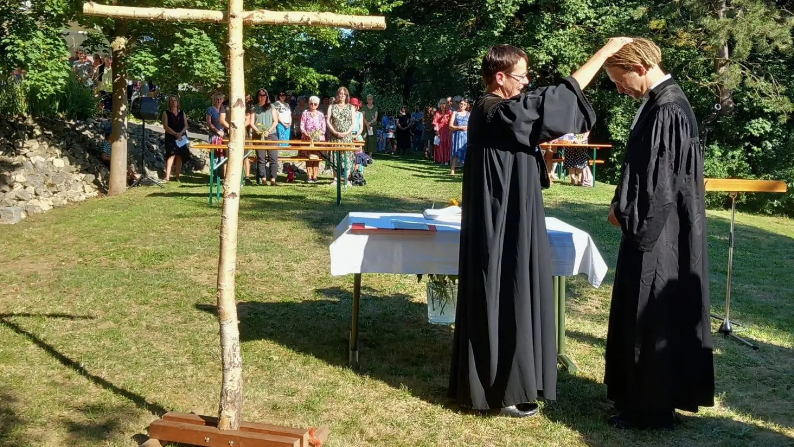 Dekanin Ulrike Dittmar entpflichtet Pfarrer Bernd Schindler von seinen Dienstaufgaben als Gemeindepfarrer in der Paulanergemeinde Amberg. (Bild: Christoph Maser)