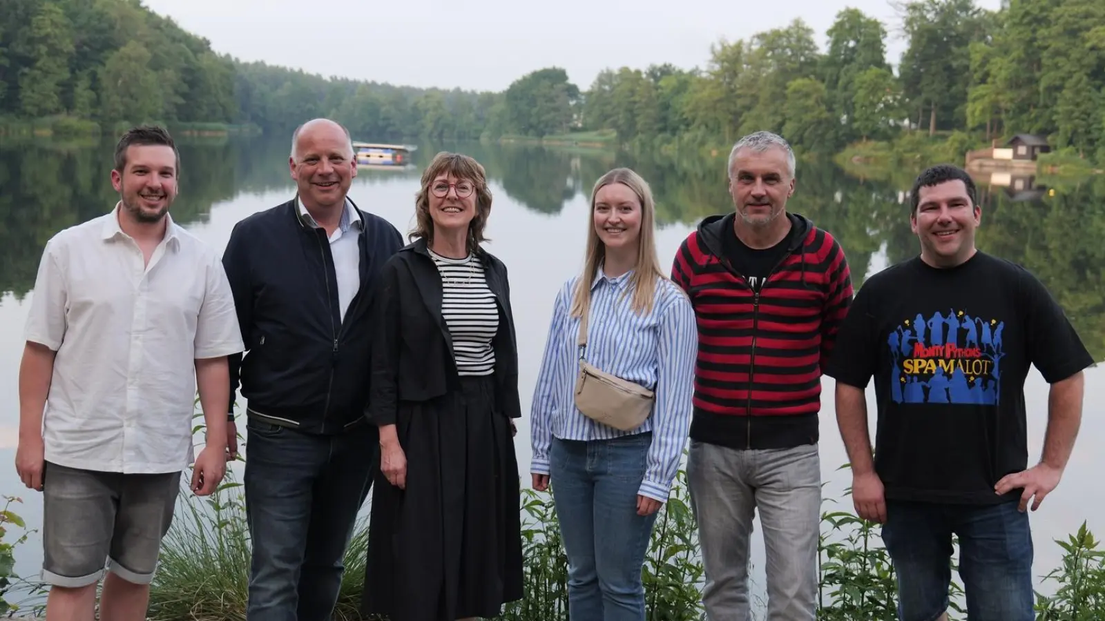 Intendant Florian Wein (links) mit Thilo Schmidt (Beisitzer), Ilona Glück (1. Vorsitzende), Katharina Mühln (neue Schriftführerin), Frank Spalek (neuer Kassenwart) und André Gießübl (2. Vorsitzender) (von links nach rechts) (Bild: Florian Wein)