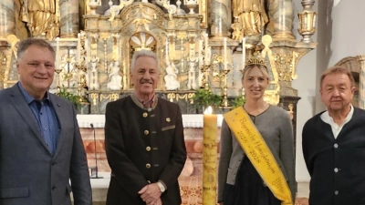 Bild Kirche: von l.n.r. zweiter Bürgemeister Josef Lehner, 1. Vorstand Rudolf Schatz, Honigkönigin Ramona I., 2. Vorstand Norbert Ehler Bild Ehrung: von l.n.r. Peter Nittmann 40 Jahre Imkerverein, Honigkönigin Ramona I., Vorstand Rudolf Schatz (Bild: Norbert Ehler)