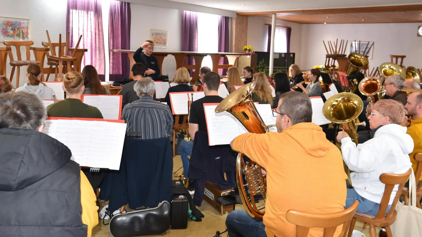Intensiv wurde am Probenwochenende in Kirchendemenreuth geprobt (Bild: Gisela Witt)