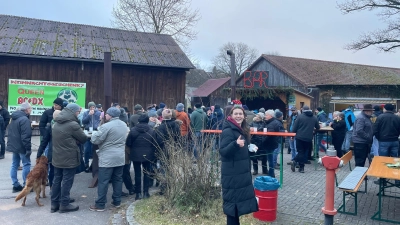 Zahlreiche Besucher genießen am 1. Advent bei winterlichen Temperaturen die heißen Getränke der Hannersgrüner Festdamen (Bild: Lisa Kühner)