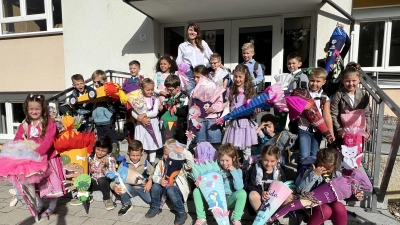 Voller Vorfreude ging es mit manchen Riesenschultüten am ersten Tag zu Schule. (Bild: Marianne Moosburger)
