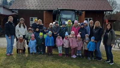 Die Mondflitzergruppe bei Bernd Würstl auf dessen Bauernhof. (Bild: Josef Söllner)