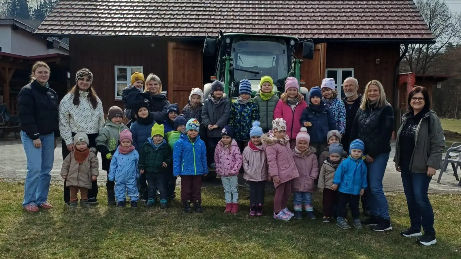 Die Mondflitzergruppe bei Bernd Würstl auf dessen Bauernhof. (Bild: Josef Söllner)