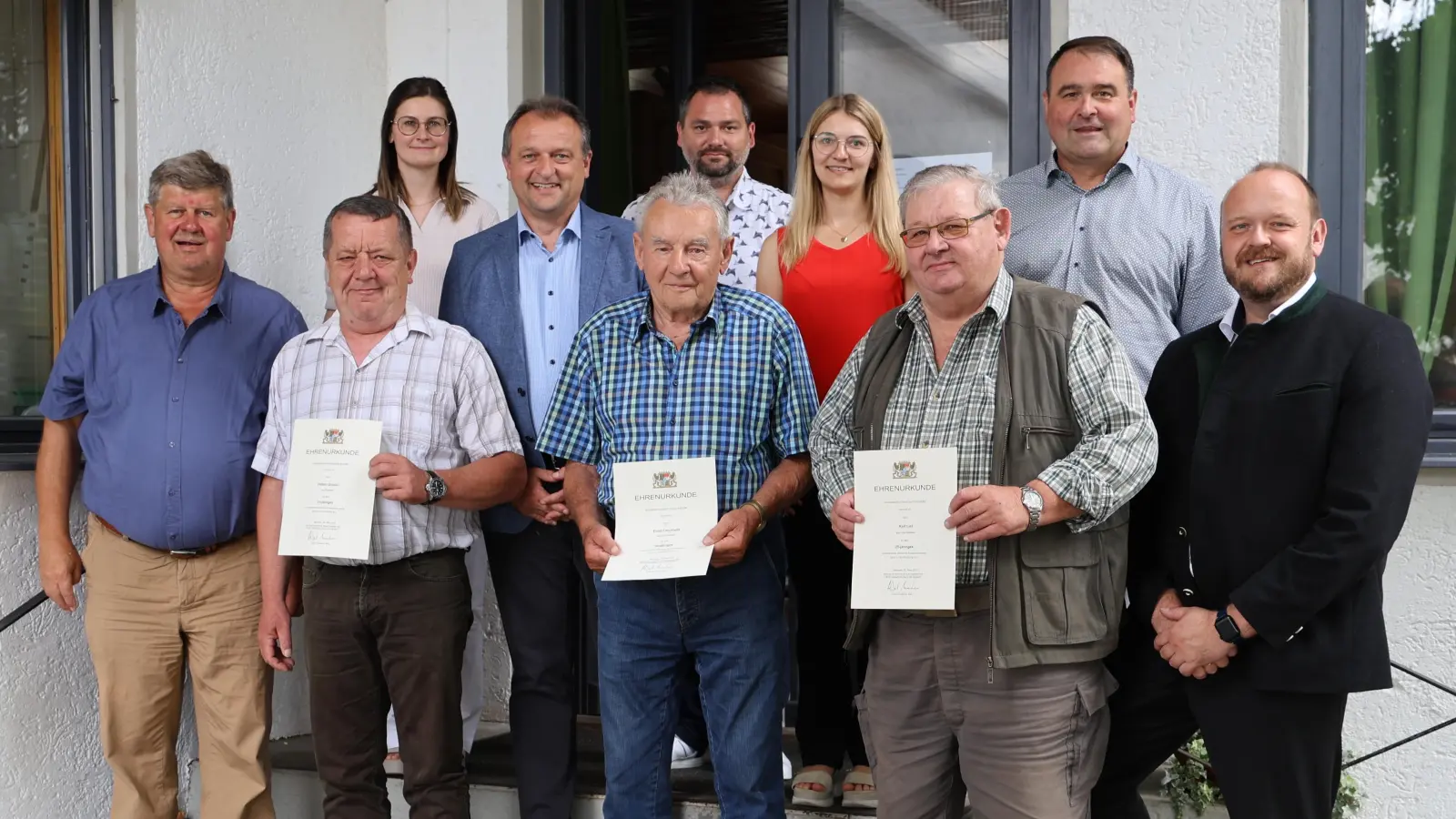 Vermessungsdirektor Joachim Gesierich (oben rechts) und Landrat Andreas Meier (rechts) ehrten Hubert Greiner und Karl List für 25 Jahre (1.Reihe 2./4. von links) sowie Ernst Frischholz (1.Reihe Mitte) für 50 Jahre Dienst als Feldgeschworener (Bild: Marcel Weidner)