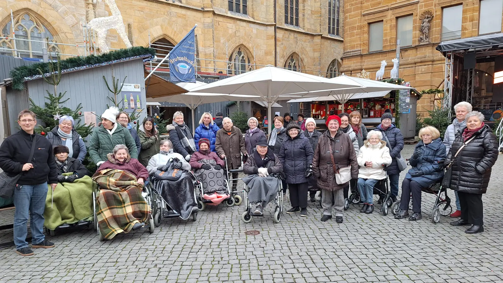 Die Bewoher*innen des Caritas-Altenheims auf dem Weihnachtsmarkt. (Bild: Sylvia Benjamin)