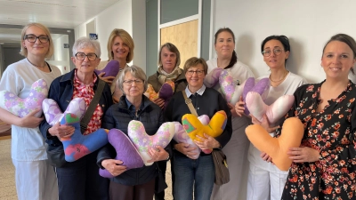 Die Frauenklinik Weiden freut sich über 180 gespendete Herzkissen, die Mitglieder des Katholischen Frauenbunds Vilseck für Patientinnen genäht haben. (Bild: Friedrich Peterhans)