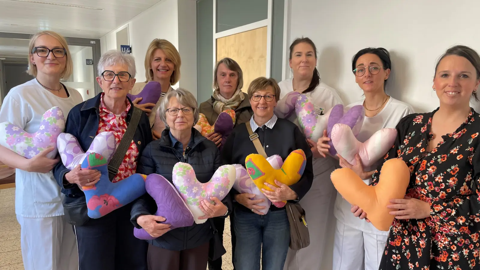 Die Frauenklinik Weiden freut sich über 180 gespendete Herzkissen, die Mitglieder des Katholischen Frauenbunds Vilseck für Patientinnen genäht haben. (Bild: Friedrich Peterhans)