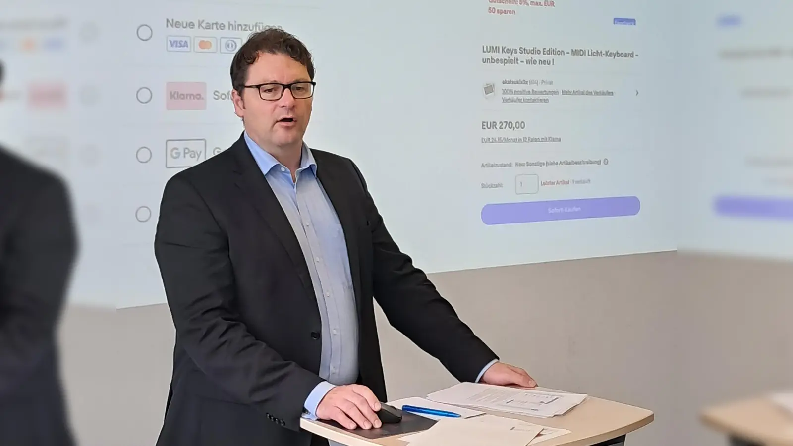 Dr. Stefan Spindler informierte die Schüler über die Grundlagen des Rechts. (Bild: Birgit Scheuerer)