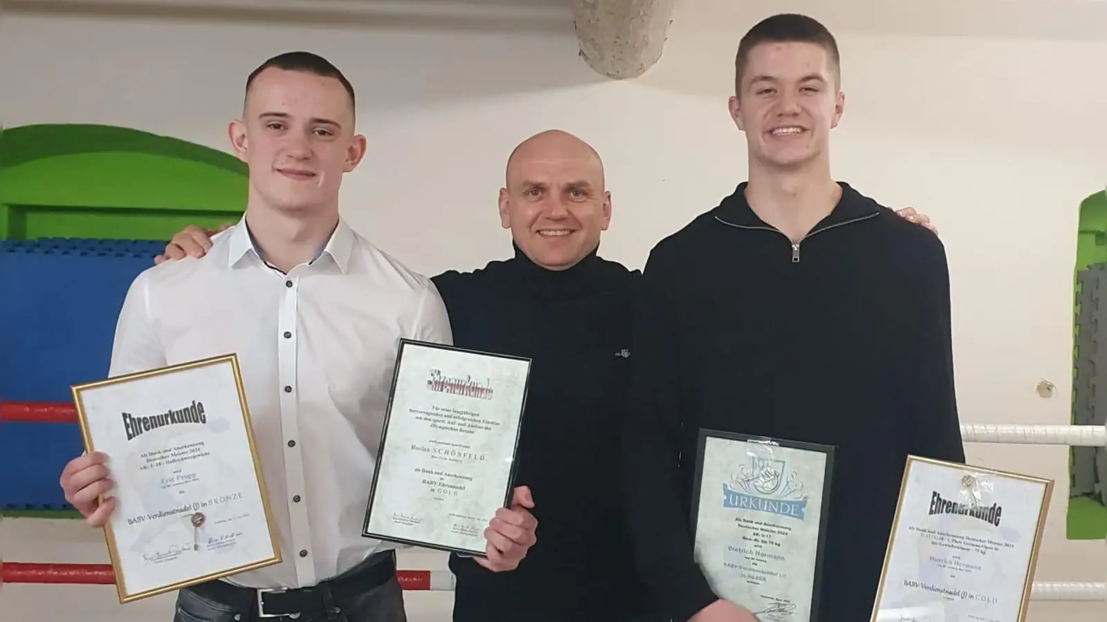 Trainer Ruslan Schönfeld inmitten seiner zwei Topathleten Eric Propp (links im Bild) und Dietrich Hermann (Bild: Manuel Propp)